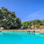 Isa - With Swimming Pool In Just 300 Mt From The Sea Aparthotel