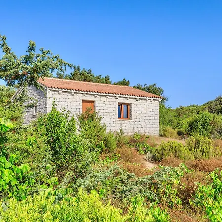 Lägenhetshotell Isa - With Swimming Pool In Just 300 Mt From The Sea
