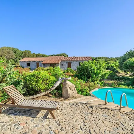 Aparthotel Isa - With Swimming Pool In Just 300 Mt From The Sea 3*