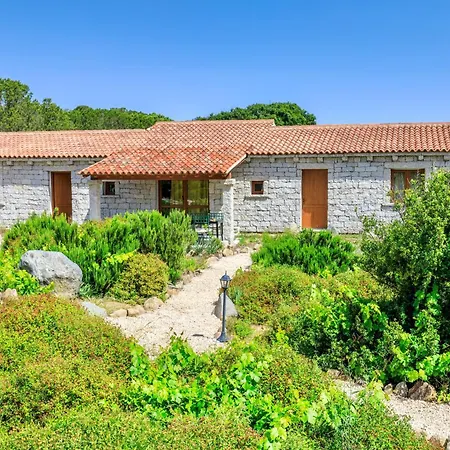 Isa - With Swimming Pool In Just 300 Mt From The Sea Badesi